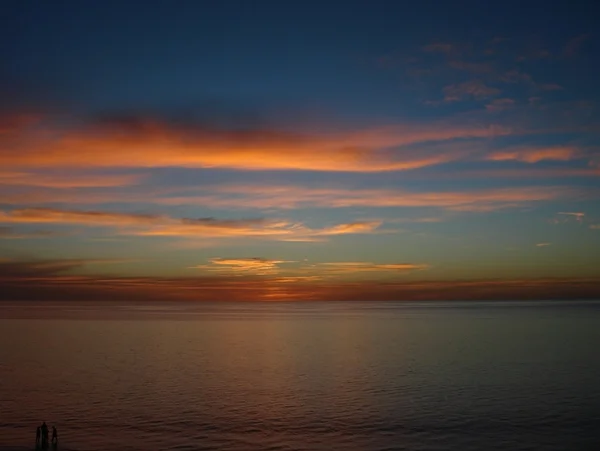 Regarder la famille coucher de soleil sur l'océan — Photo