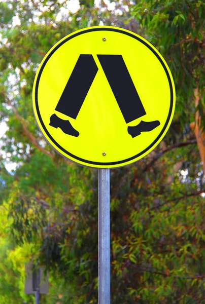 Reflektierendes Fußgängerüberweg-Schild — Stockfoto