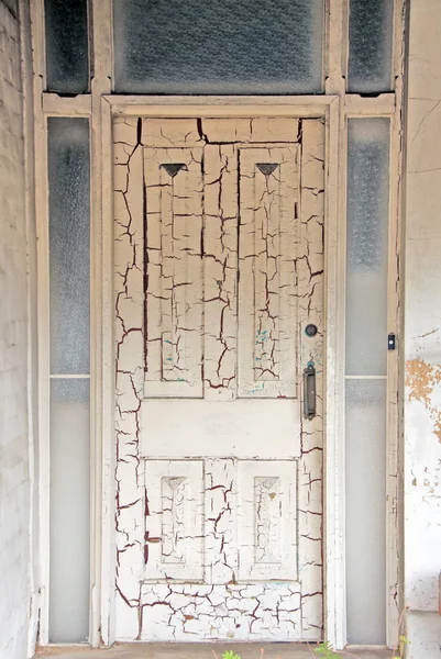 Drzwi dom wymaga remontu — Zdjęcie stockowe