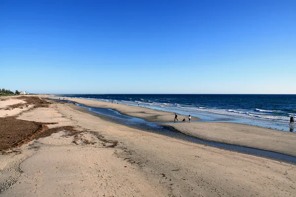 Caminantes a lo largo de Largs Beach, Australia —  Fotos de Stock