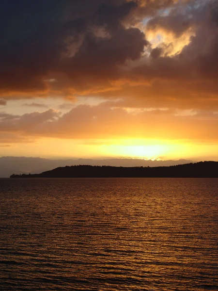 タウポ湖に沈む夕日 — ストック写真
