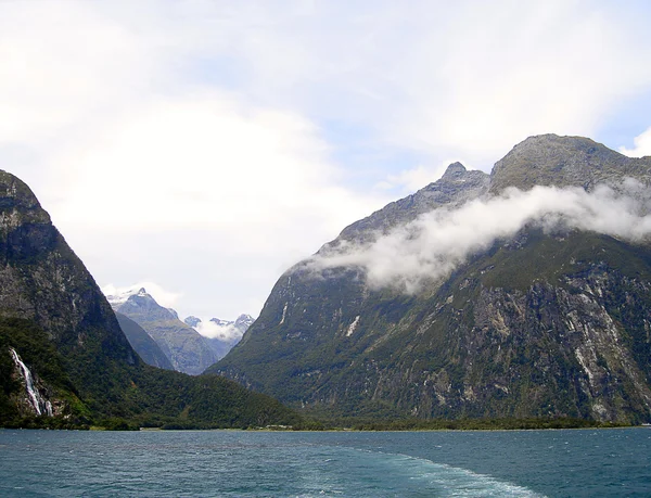 Mountains within Milford Sound, NZ — Stock Photo, Image