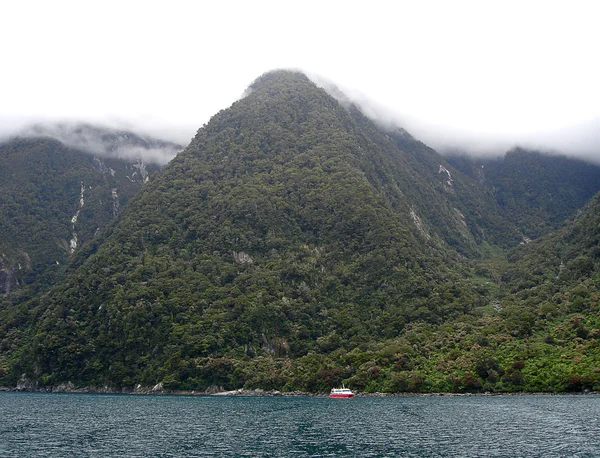 Barco turístico navegando más allá de las montañas — Foto de Stock
