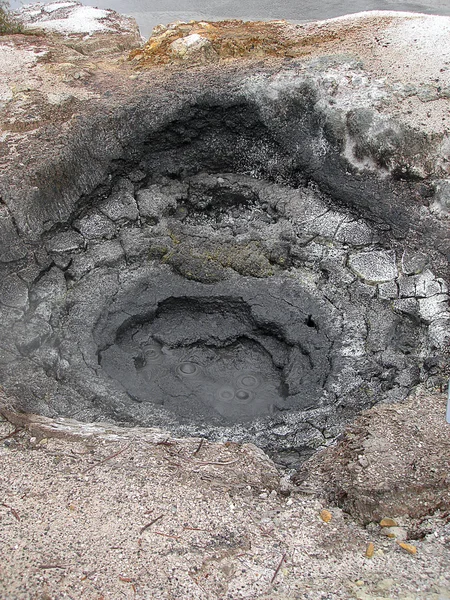 沸腾泥浆坑地热活动 — 图库照片