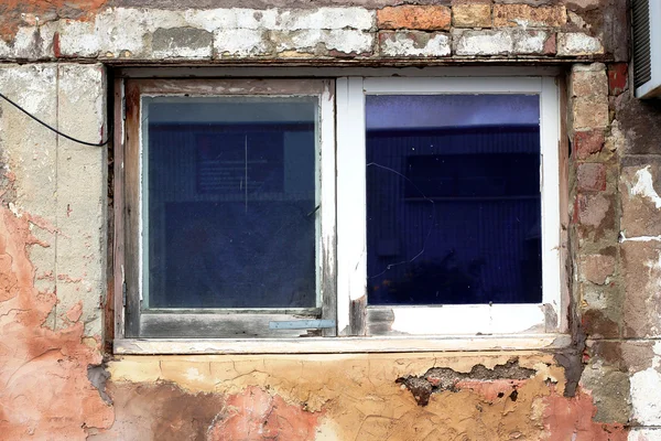 Okno w mur z cegły wymagające naprawy — Zdjęcie stockowe