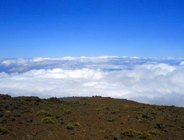 haleakala zirvesinde bulutların üstünde