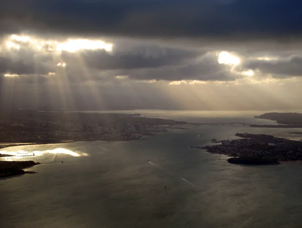 Raggi di sole sopra Auckland, Nuova Zelanda — Foto Stock