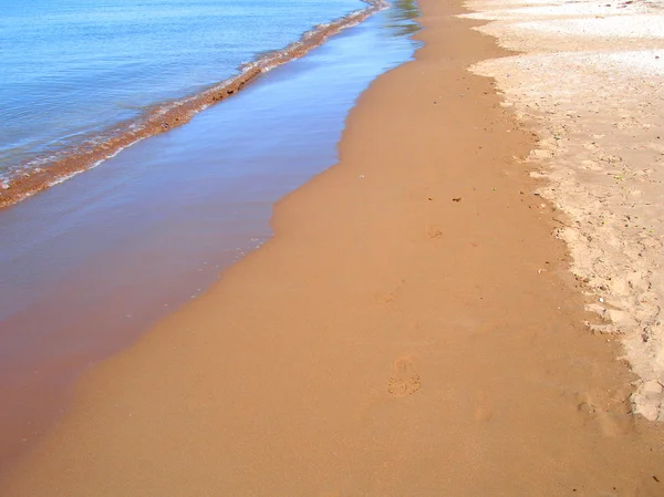 Retreating waters along Beach — Stock Photo, Image