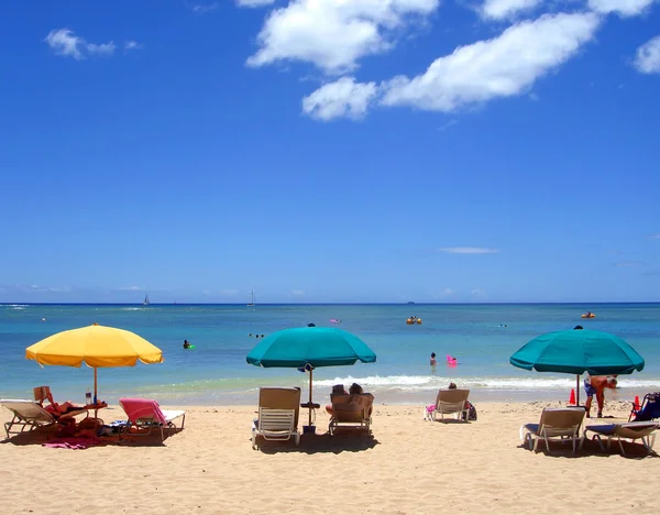 Три зонта на пляже — стоковое фото