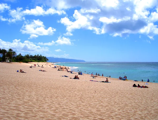 Tourists on a North Shore Beach, Hawaii — Stock Photo, Image
