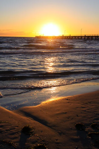Zachód słońca za plażą i molo, — Zdjęcie stockowe