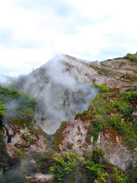 在 karapiti，新西兰火山喷气口 — 图库照片