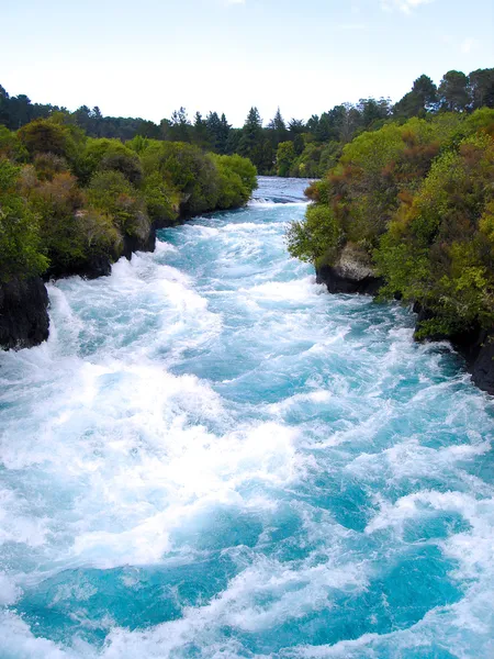 Waikato řeky poblíž huka falls, nz — Stock fotografie