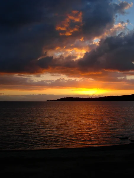 Lago Taupo ao pôr do sol, Nova Zelândia — Fotografia de Stock