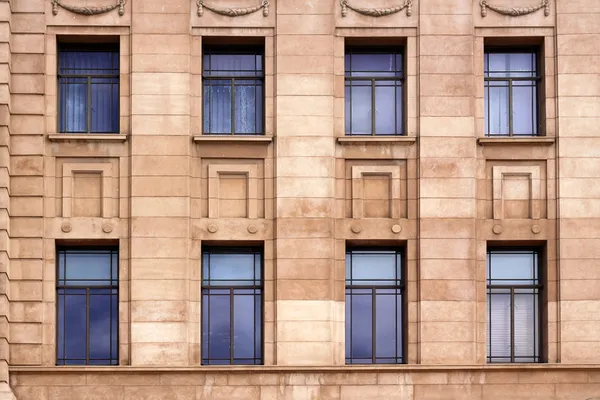 Windows på yttre väggen på historisk byggnad, Australien — Stockfoto