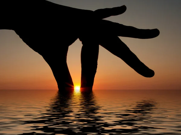 Пальцы в море — стоковое фото