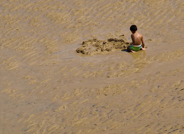 Jeune garçon à la plage — Photo