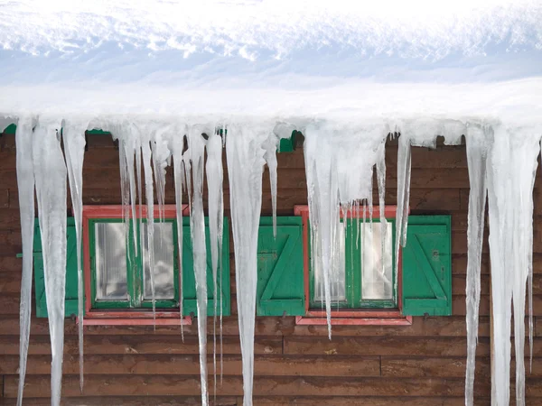 Groene houten ramen met ijs — Stockfoto