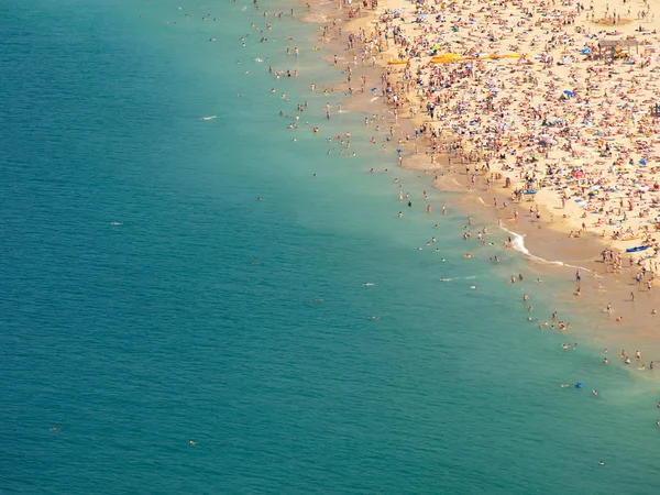 Crowded beach shore — Stock Photo, Image