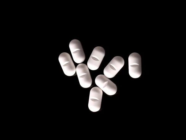 Pillen op zwart — Stockfoto