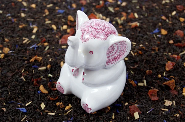 Figure of an elephant against tea — Stock Photo, Image