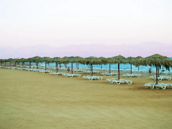 Boş şezlonglar ile plaj — Stok fotoğraf