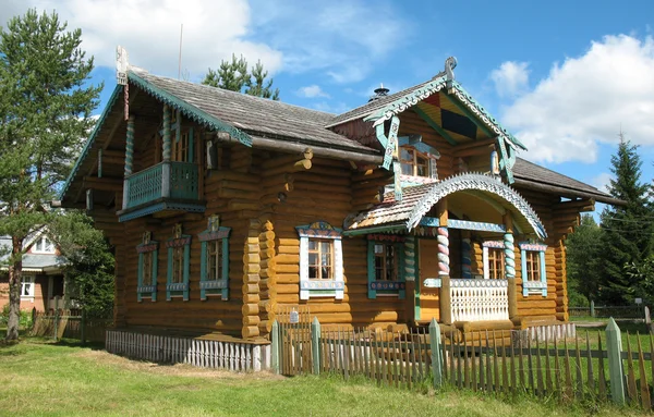 Русский стиль. Деревянный блокгауз — стоковое фото