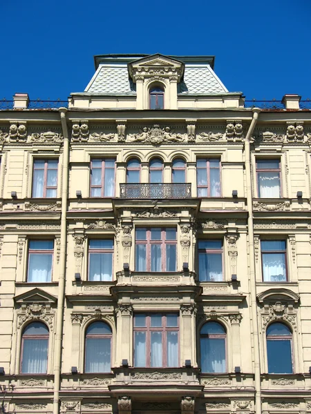 Fragment av en byggnad fasad på nevsky — Stockfoto