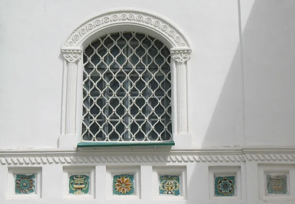 Azulejos de ventana de iglesia. Pskov. — Foto de Stock