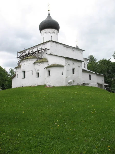 Kostelík na kopci. Pskov. Russi — Stock fotografie