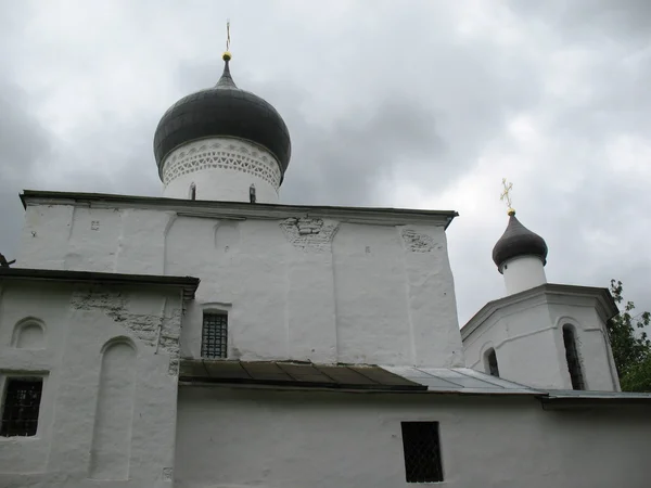 Igreja na colina. Pskov. Russi. — Fotografia de Stock