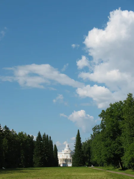 丘のパビリオンをスライディングします。オラーニェンバウム殿 — ストック写真