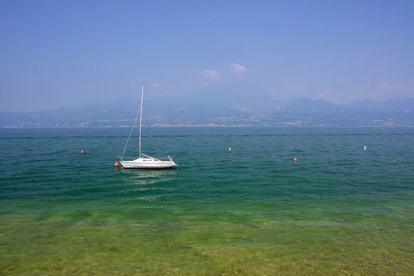Segelbåt på Gardasjön — Stockfoto