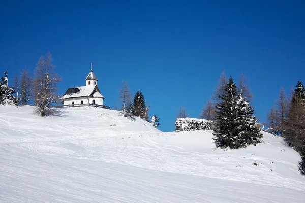 Εκκλησία στην πλαγιά σκι. — Φωτογραφία Αρχείου
