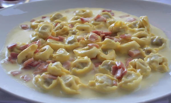 Bir tabak tortellini.