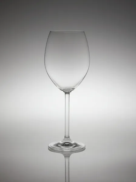 Leeres Weinglas im Gegenlicht. — Stockfoto