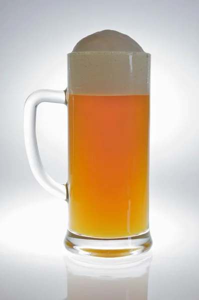 Bierkrug mit Bier im Gegenlicht — Stockfoto