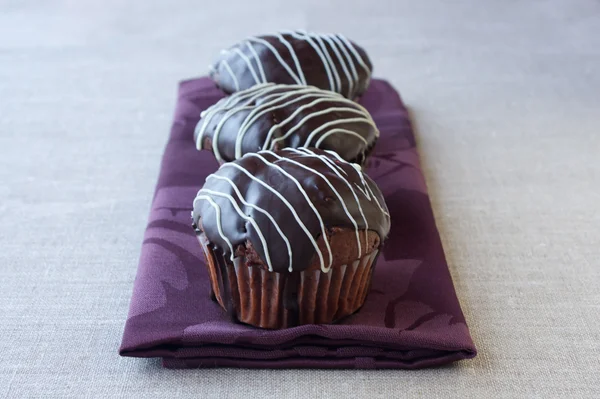 Muffins de chocolate em uma linha — Fotografia de Stock