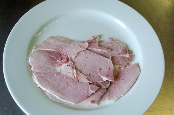 Красивая нарезанная еда расположение мяса — стоковое фото