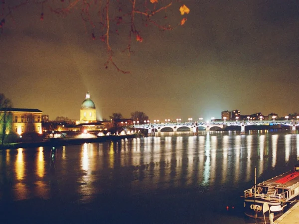 Парижский мост Александра ночью в Париже — стоковое фото