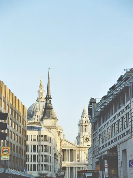 Τυπικό street του Λονδίνου με Καθεδρικός Ναός Αγίου Παύλου — Φωτογραφία Αρχείου