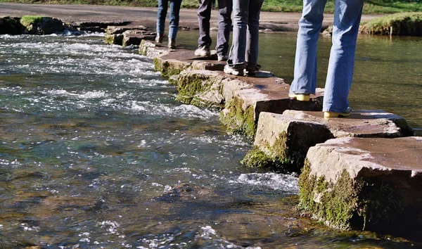 Przekraczania rzeki na intensyfikację kamieni — Zdjęcie stockowe