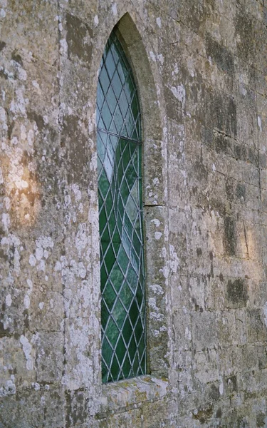 Окно церкви в витражах — стоковое фото
