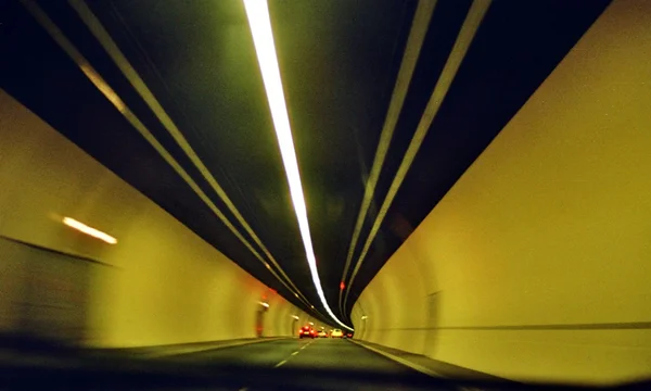 Der dunkle Tunnel mit Licht — Stockfoto