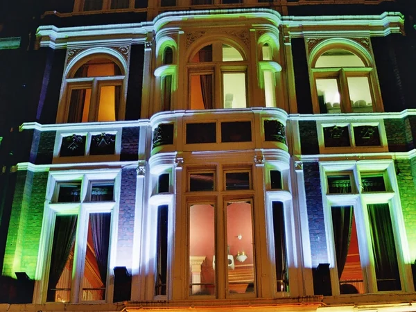Huis gevel met kleurrijke lichten in de windows — Stockfoto