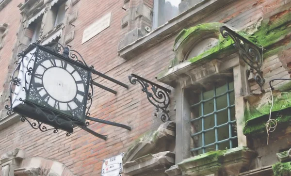 Relógio sem ponteiro e janela antiga em toulouse — Fotografia de Stock