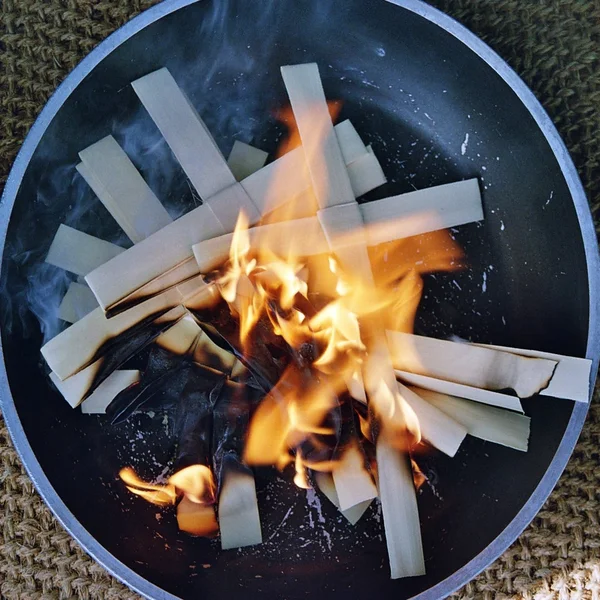 Cruces de palma quemándose — Foto de Stock