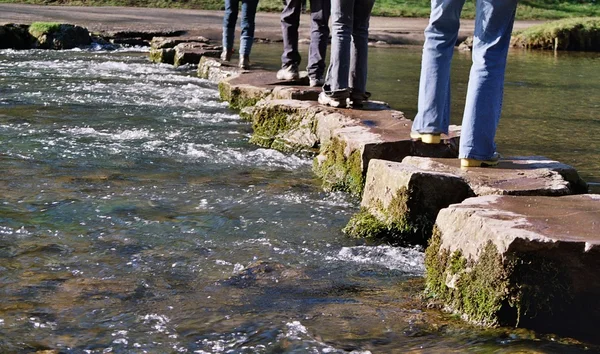 Trittsteine in einem Fluss überqueren — Stockfoto