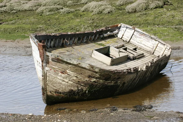 Barco na linha costeira — Fotografia de Stock