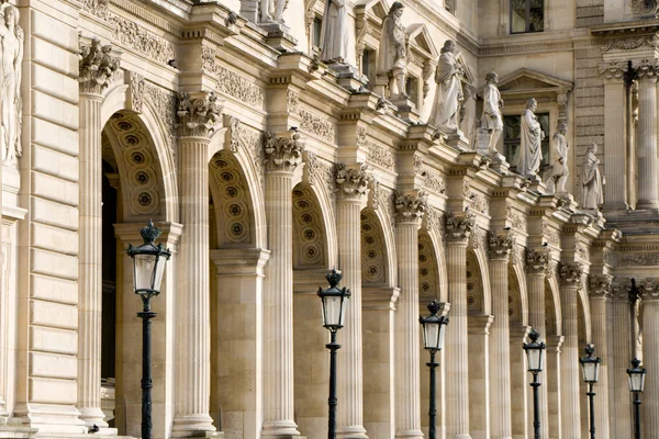 Архітектура в Парижі. Лувр. — стокове фото